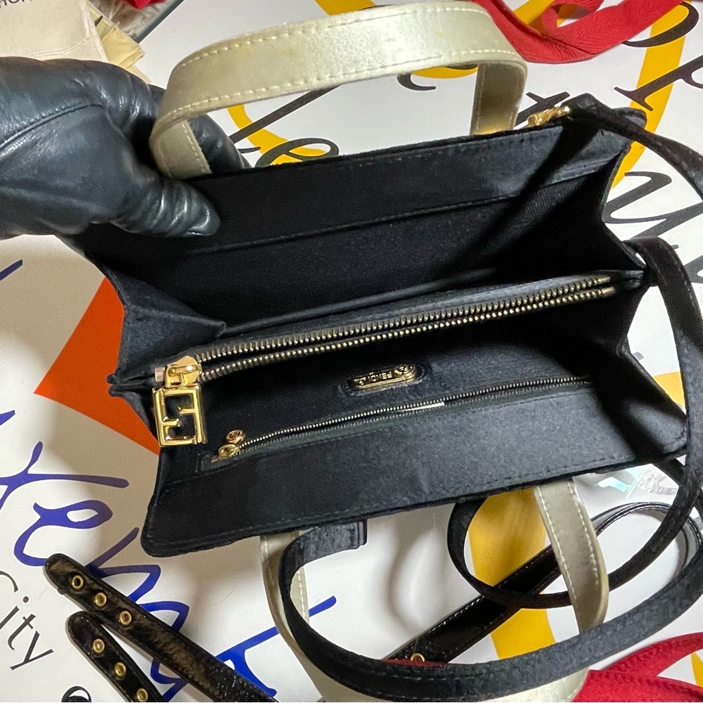 Rare Fendi Borsa 2 Manici Piccola
Velluto Liscio w/5 Interchangeable Str… - Picture 16 of 16